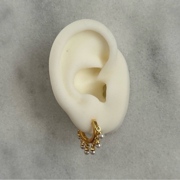 COPY - COPY - Gold Pearl Fringe Tassel Huggie Hoop Earrings
Brand New - Picture 3 of 3